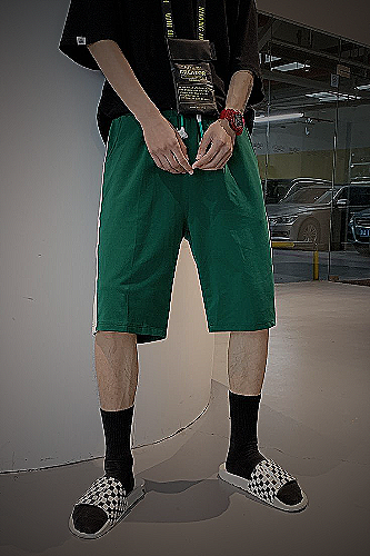 Example of accessories that match with green shorts
