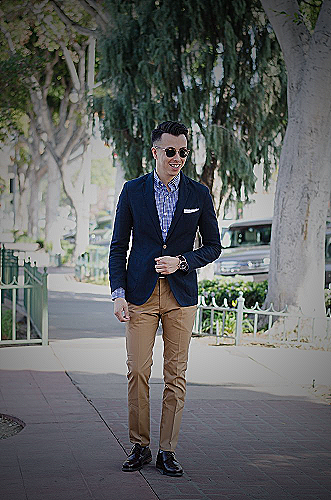 Mistakes to avoid when wearing blazers with khaki pants
