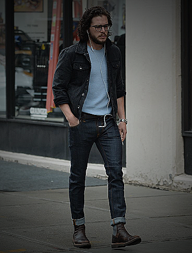 Black boots paired with navy blue jeans and black t-shirt - how to style black boots men