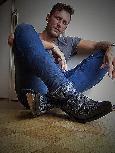 Cowboy boots with jeans - what to wear with cowboy boots men's