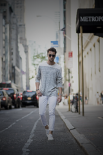 Man wearing watch and white jeans - how to wear white jeans men