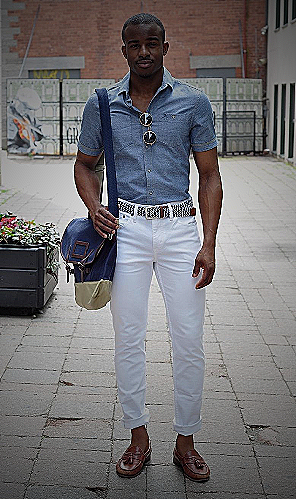 Man wearing white jeans and beige raincoat - how to wear white jeans men