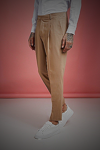 Pleated pants in beige color
