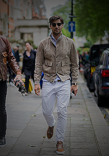 Man wearing white jeans with brown boots and blue blazer - how to wear white jeans men