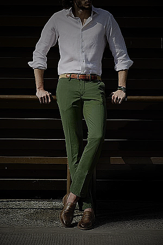 man in patterned shirt and solid-colored pants - what to wear in miami men